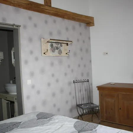 Au Chat'rme Des Blanches Pierres